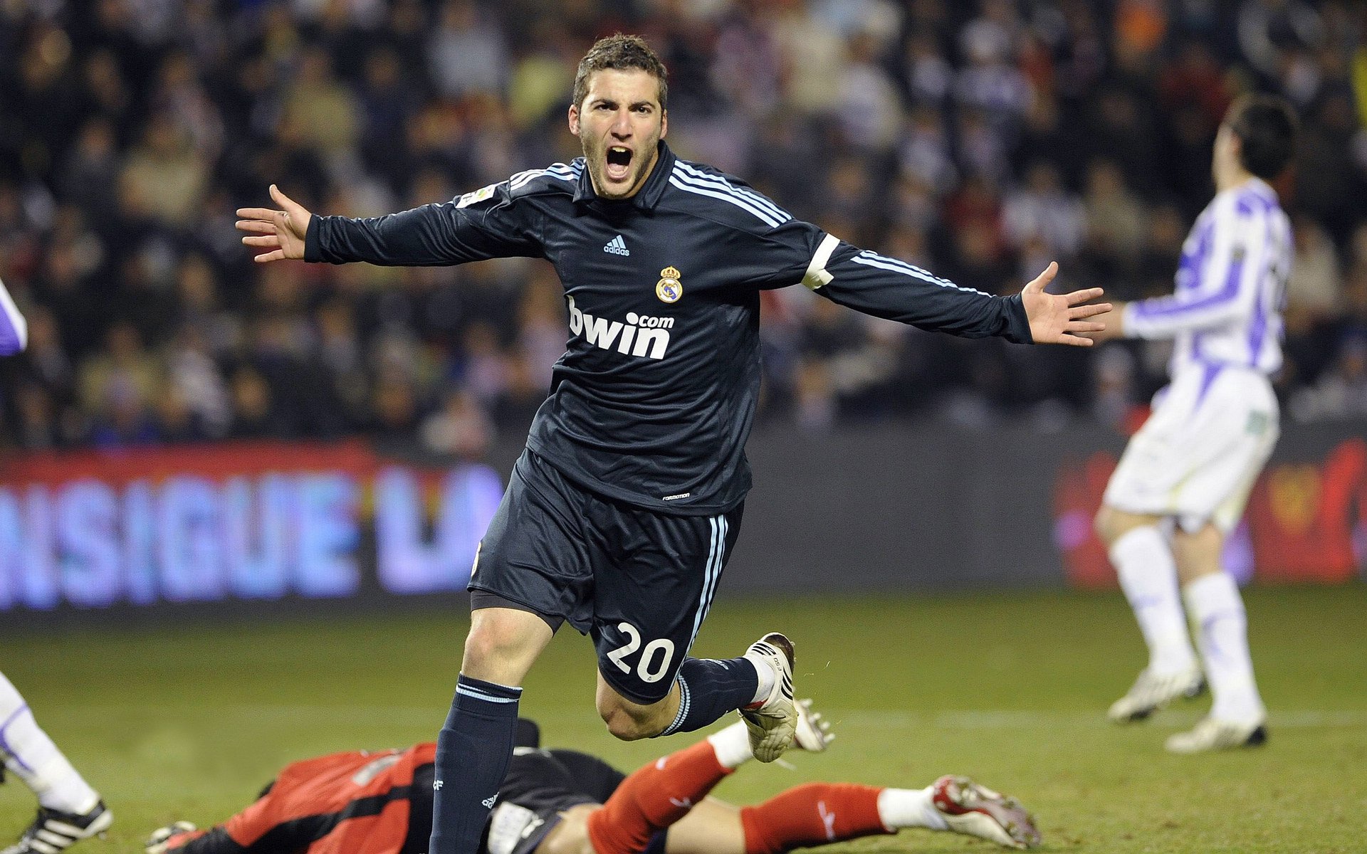 球员采访：幕后故事带你了解明星的另一面，足球明星采访